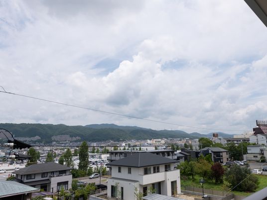 窓から見える町と山並み