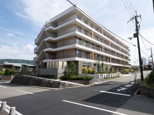 新しい多階層の建物