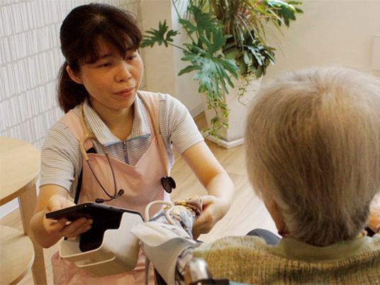 介護スタッフと利用者交流