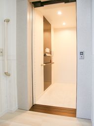 エレベーター出口の明るい廊下