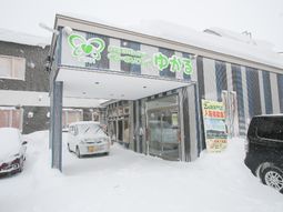 雪景色の建物正面入口