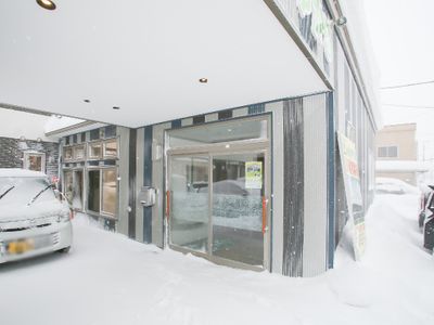 雪に覆われた建物入口