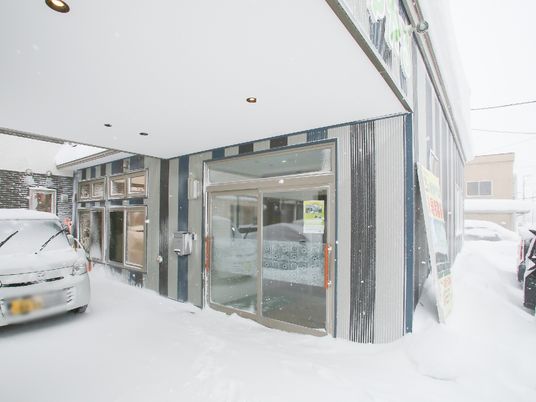 雪に覆われた建物入口
