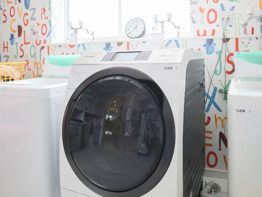 洗濯機とカラフルな壁の風景
