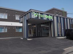 施設正面エントランスの外観