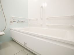 白色の清潔な入浴設備