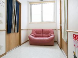 赤いソファーのある休憩スペース