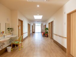 清潔な廊下の明るい空間