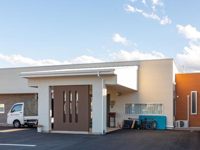 明るい施設の外観 玄関 広々としたエントランスが印象的な建物です。日当たりが良好で、気持ちの良い職場環境をお探しの方に適しています。