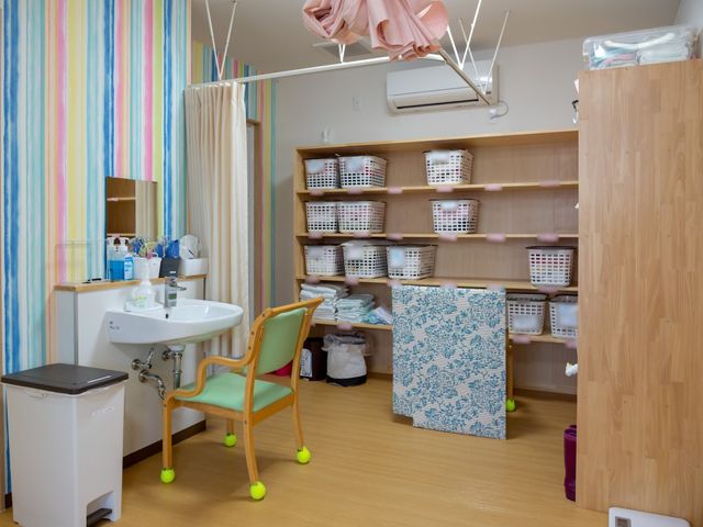 明るい空間の居室 浴室 工夫された収納と配慮のある手洗いスペース。快適に過ごせる環境が整っております。