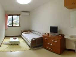 明るい個室の居室