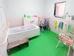 明るいバリアフリー浴室