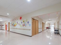 色鮮やかな壁飾りの廊下
