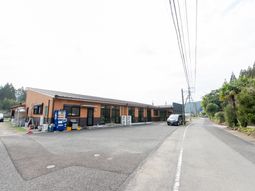 広々とした施設の外観