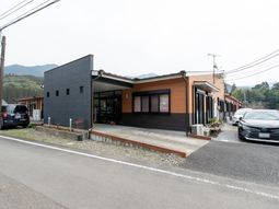 モダンな外観の建物