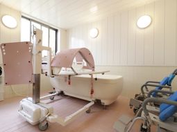 明るい浴室の設備