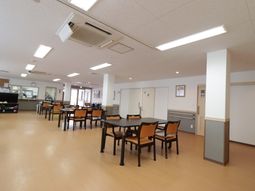 広々とした明るい食堂空間