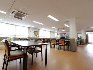 広々とした明るい食堂