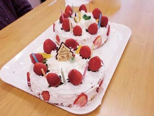 お祝いのケーキとテーブル