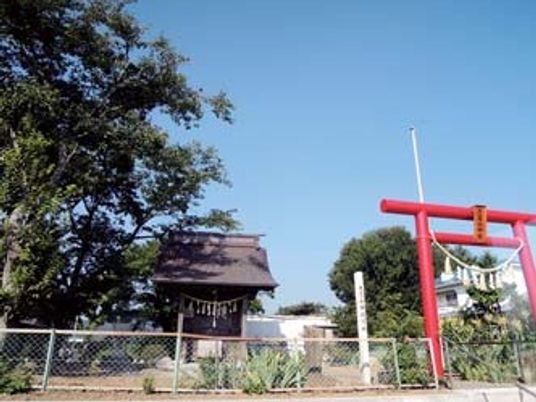 青空背景の神社と鳥居
