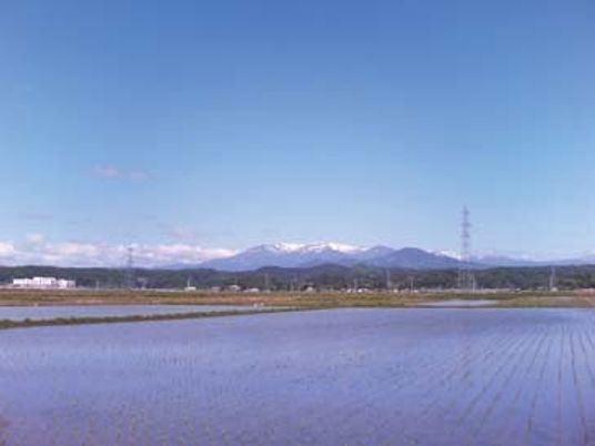 田園と山並みの景色