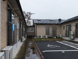 石造りの壁の建物外観