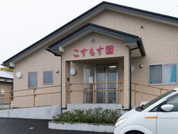 明るい外観の建物入口