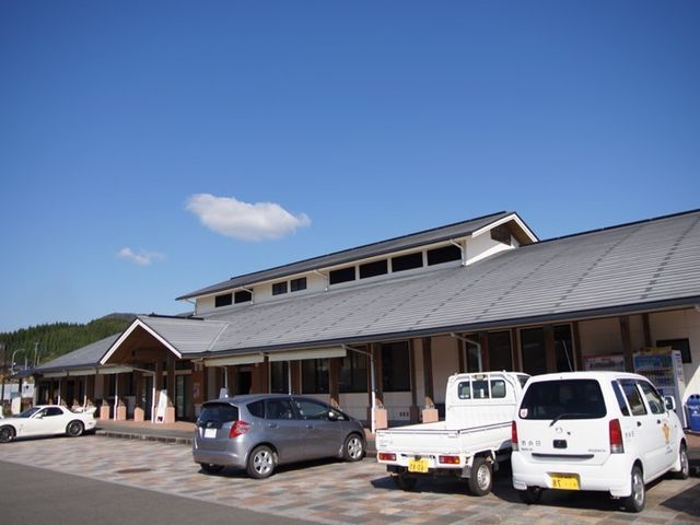 広い青空の下の施設外観 周辺環境 ゆったりとした空間に広がる清潔感のあふれるエントランス。勤務時には多彩なアクセス方法が利用可能です。
