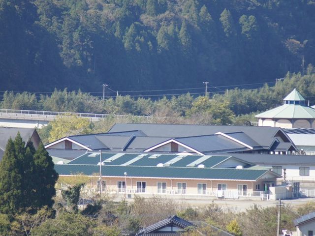 緑豊かな立地の建物 外観 自然に囲まれた落ち着いた環境です。ここでの勤務は、日々の心地よい風景を望むことができます。
