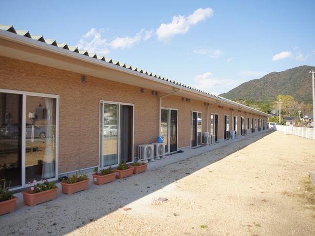 明るい一階建て建物 外観 広々とした敷地に佇む平屋建ての建物で、ゆとりをもって設計された外観です。窓からは自然光が差し込み、暖かい雰囲気を感じることができます。