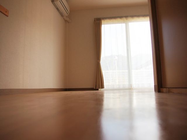 明るい空間の居室 居室 窓からの自然光が入る広々とした居室です。ゆとりのある空間で、新しい生活を始める方々をお待ちしています。