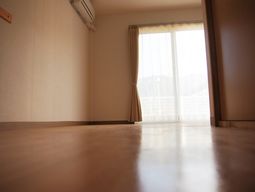 広々空間と採光の居室