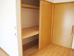 収納十分な洋室クローゼット