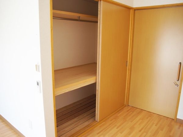 収納十分な洋室クローゼット