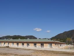 平屋建ての広々とした施設