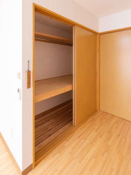 木製クローゼットの開閉部分