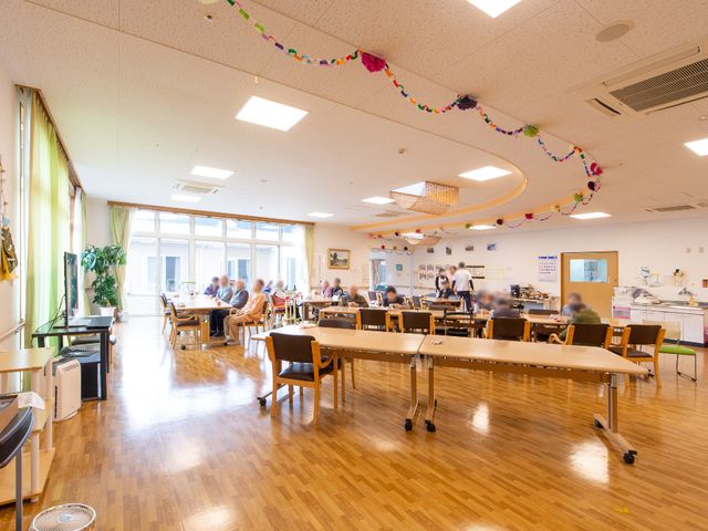 広々とした食堂の風景