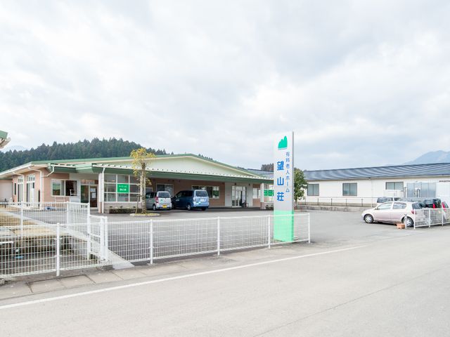 広々とした明るい外観 外観 ゆったりとした開放感のある建物前には、来訪者のための駐車スペースが整えられています。緑豊かな環境が印象的で、新たな職場として安心感を与える空間です。