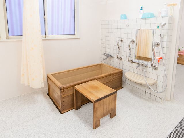 清潔な浴室設備 浴室 木のぬくもりが感じられる浴室は、ゆったりとしたバスタイムを提供しています。安全な入浴をサポートする手すりも完備されており、快適さを重視しています。