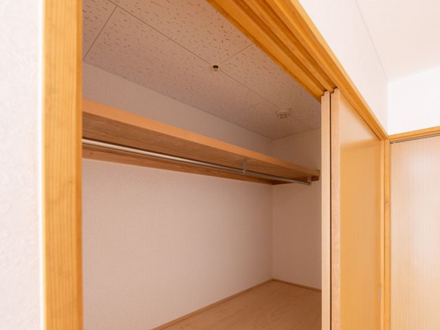 空の洋室クローゼット付き 居室収納 ゆったりとしたクローゼットが備わる明るい空間です。自分らしい居住空間を、こちらで創り出せます。