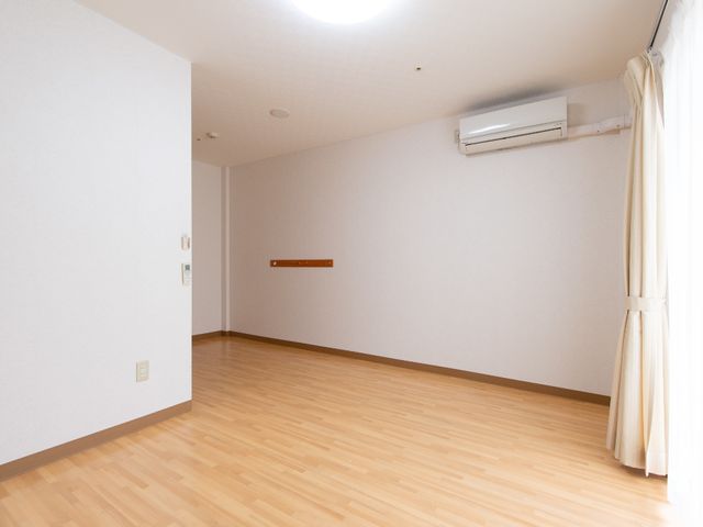 空の洋室とエアコン 居室 ゆとりのあるシンプルな洋室です。エアコン完備で、一年中快適な空間をご提供致します。