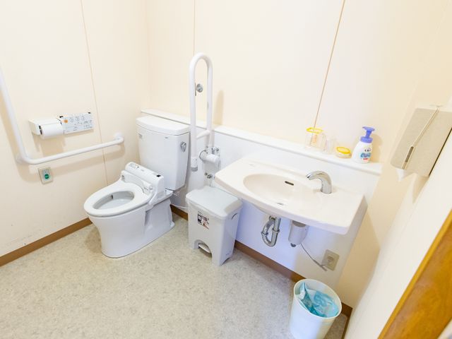バリアフリーのトイレ設備 トイレ 手すり付きで安全に配慮された広々とした水回りです。日々の快適な生活をサポートする設備が整っています。