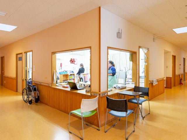 明るいスタッフルーム 事務室 スタッフが勤務するオープンな窓口は、明るくて開放感があります。皆さんのご協力をお待ちしています。