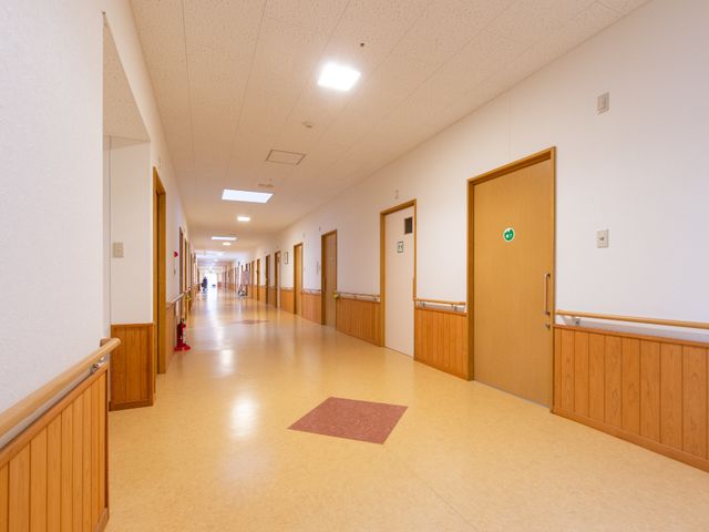 清潔感のある廊下 廊下 明るく清潔な廊下はゆったりとしており、日々の移動も安心して行える造りです。壁沿いには手すりも完備されております。