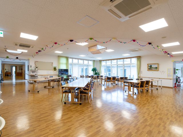 広々とした共有ダイニング 食堂 広々としたダイニングルームは日の光が差し込み、様々な活動が行えるように配慮されています。明るく開放的な気持ちでお仕事ができる環境です。