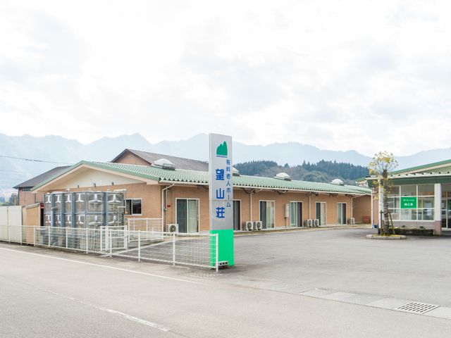 清潔感ある施設の外観 外観 広々とした駐車スペースが確保された落ち着いた色合いの建物です。緑豊かな山々に囲まれ、開放感のあふれる環境でお仕事ができます。