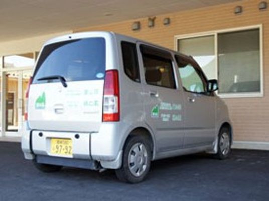 送迎車のある外観  