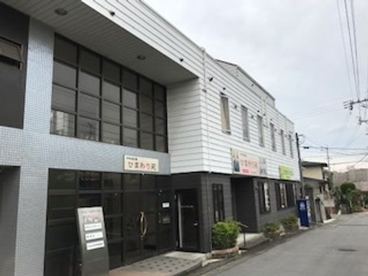 白い壁のモダンな建物