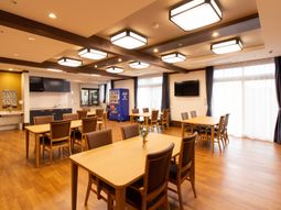 広々とした明るいダイニング