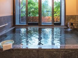 緑に囲まれた清潔な浴場